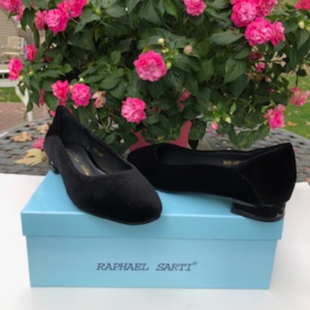 BEAUTIFUL VELVET UPPER, PATENT HEEL COVER APPRX 3/4 INCH HEEL HEIGHT.